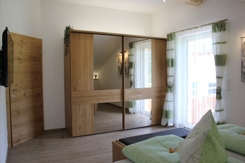 madlgupf-schlafzimmer-tv-min